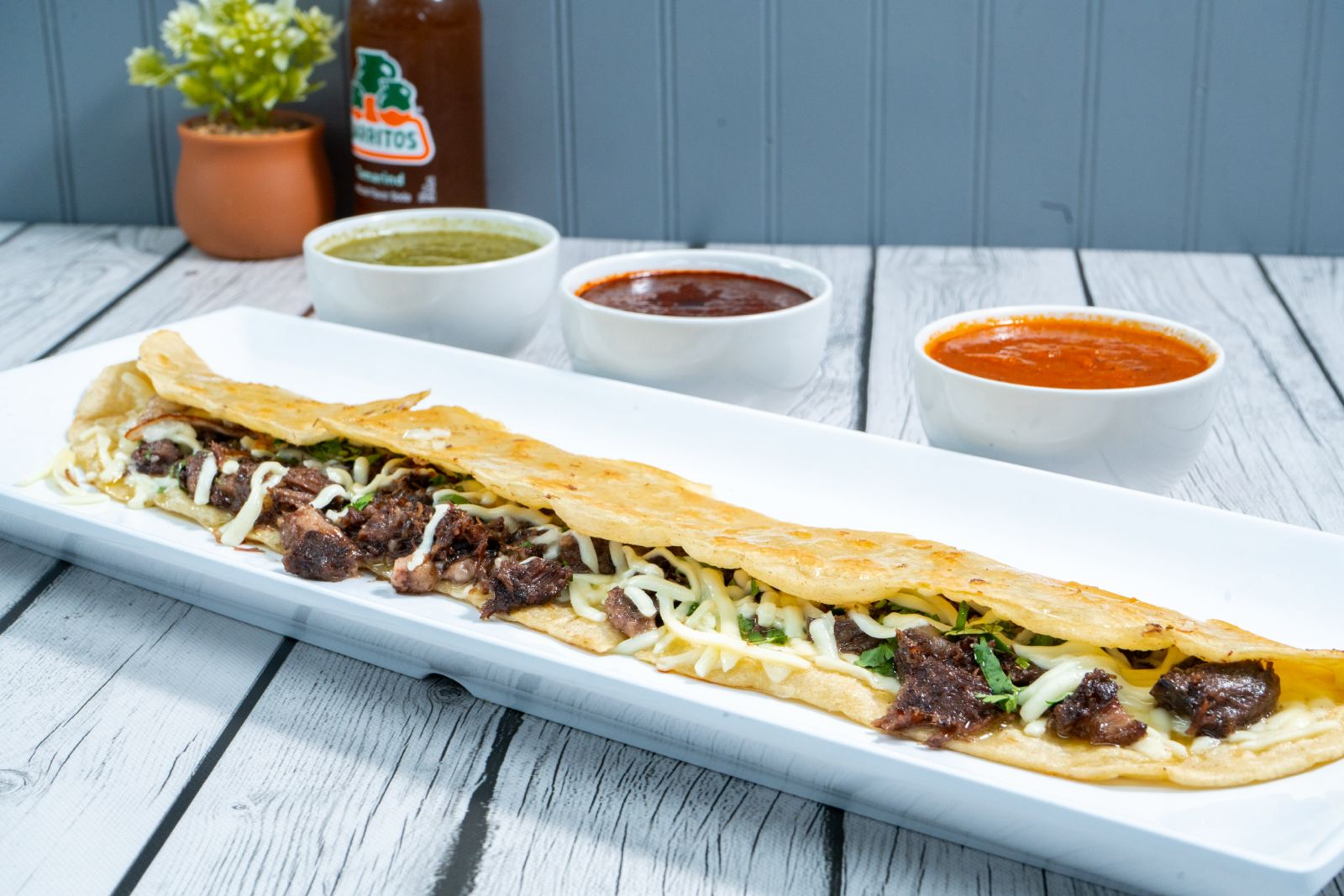 Quesadilla rellena de carne y queso con salsas de la casa en Villas Pueblita Indianápolis