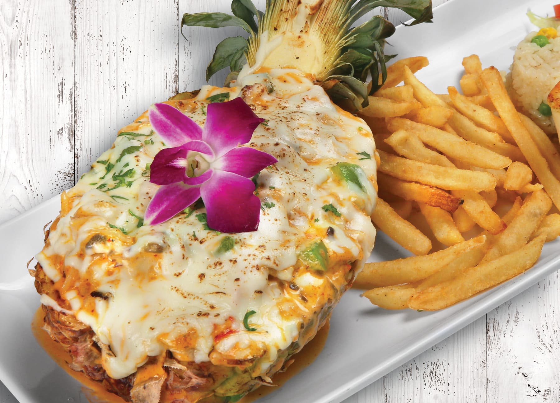 Piña rellena de mariscos gratinada con queso en Villas Pueblita Indianápolis
